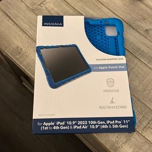 NWT Insignia™ - Bumper Case for Apple iPad 2022 10th generation - Blue